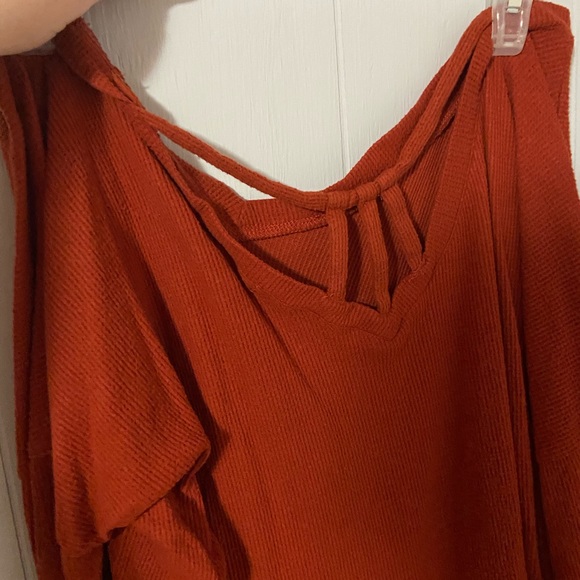 Off Shoulder, criss cross back shirt - Picture 3 of 3